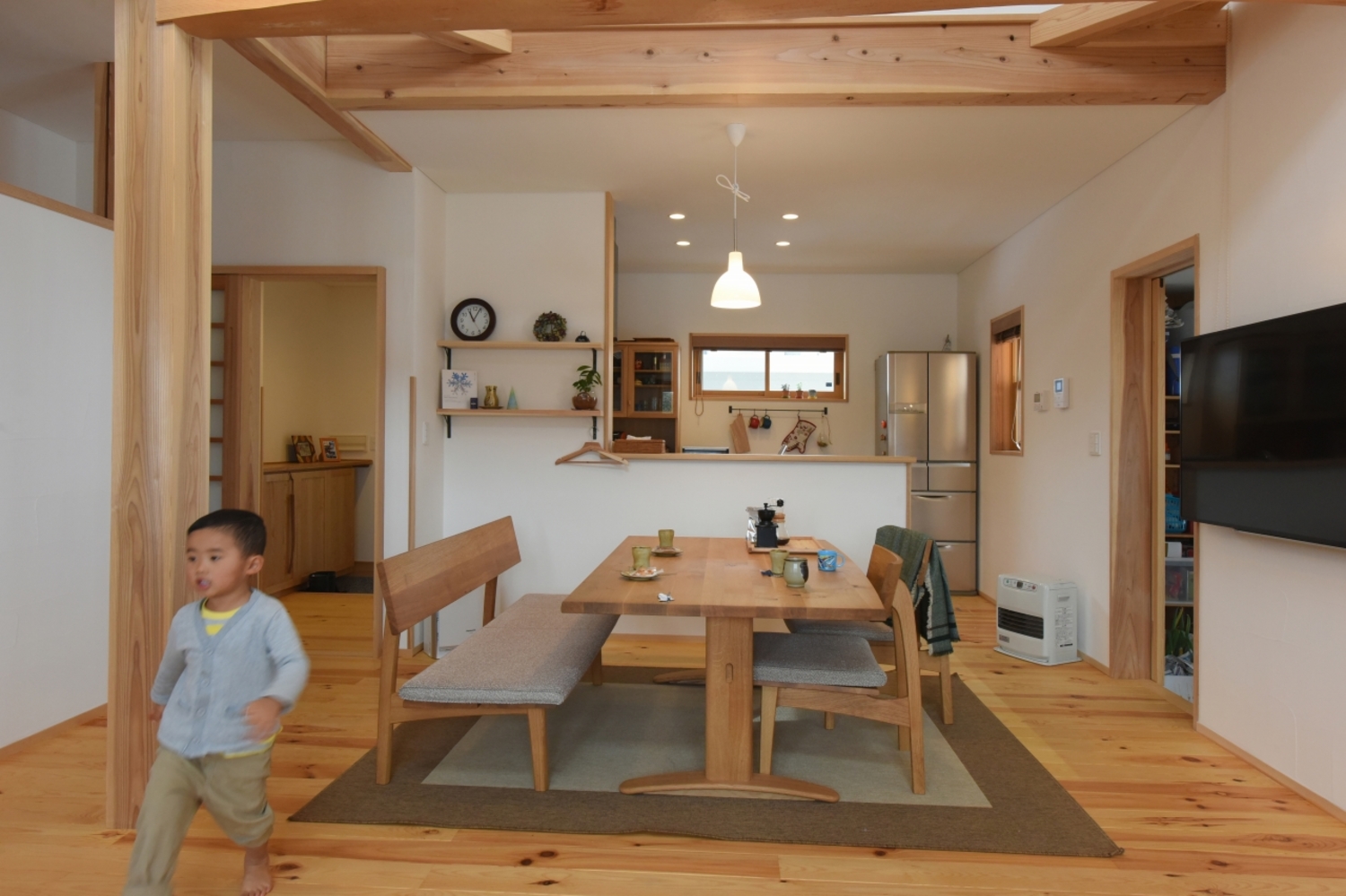 ダイニングは飛騨家具。少し低めの高さ設定が落ち着く。