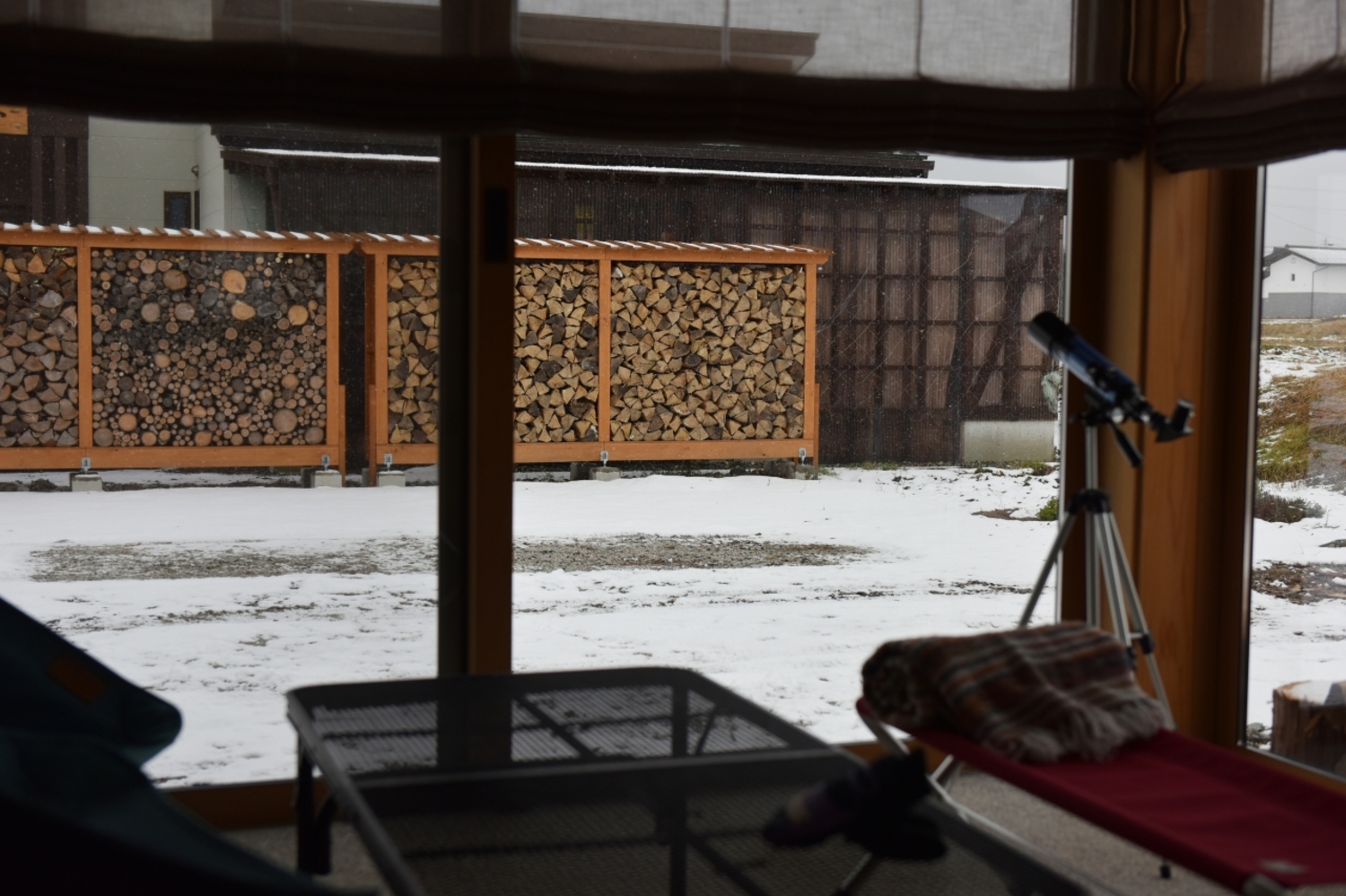 はじめての冬支度。薪小屋づくりから斧での薪割りまで自力でやり遂げた。