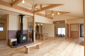 リビングは屋根の傾斜に沿った斜天井で、天窓も設けた。平屋ながらも吹き抜けのような開放感。