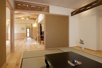 和室の欄間と床の間の落とし掛けは、旧家の古材を再利用した。