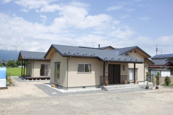 東入り玄関のファサード。引き戸の玄関まわりはタイル貼りの腰壁で、和の趣に。