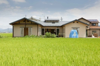 田園を介して望む南側外観。