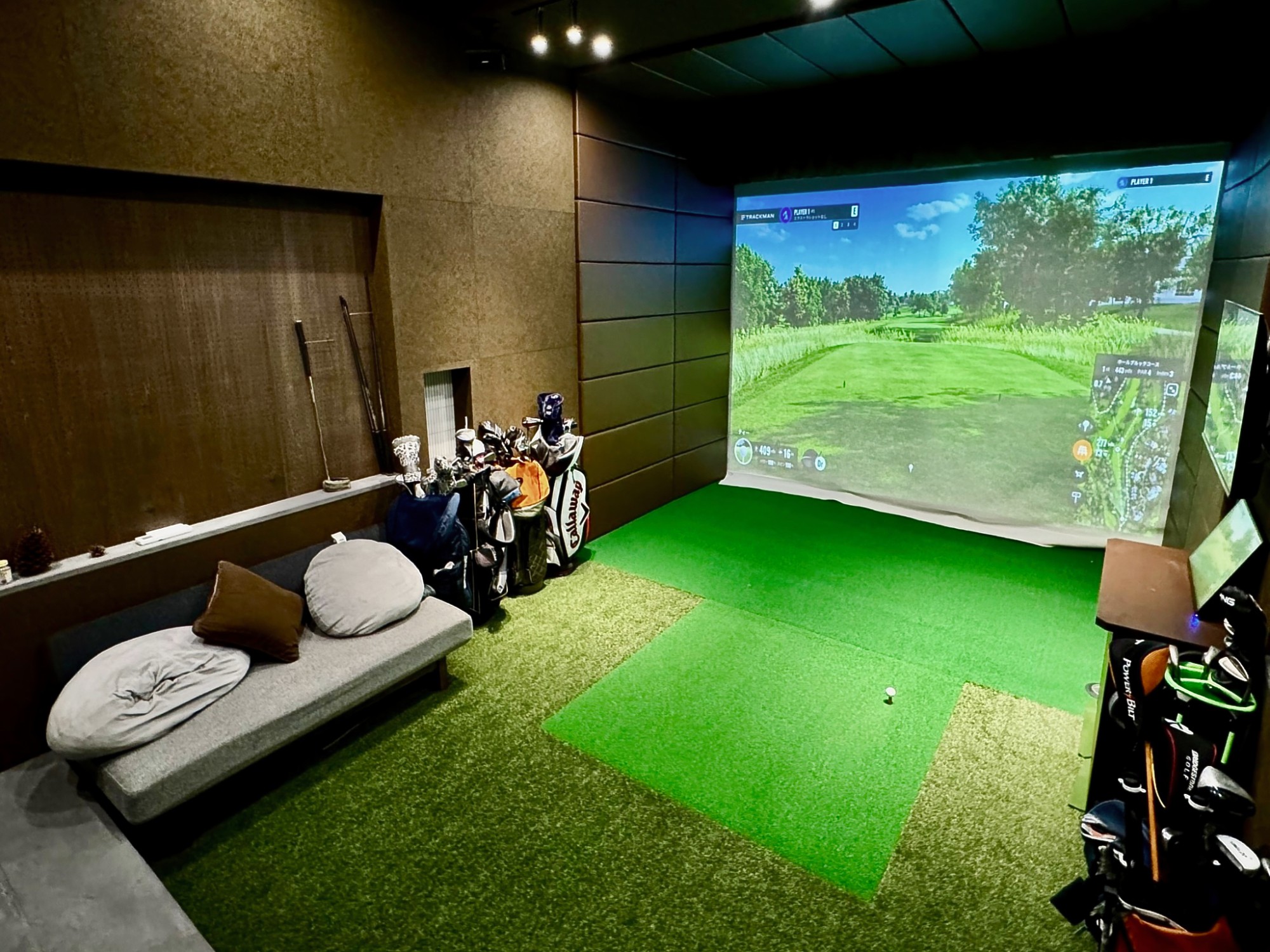 ゴルフ計測機器最高峰のTrackManを完備。世界の名門コースを自宅でラウンド。